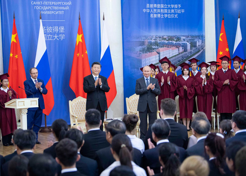 6月6日，國家主席習(xí)近平在聖彼得堡出席接受聖彼得堡國立大學(xué)名譽(yù)博士學(xué)位儀式。俄羅斯總統(tǒng)普京出席儀式。新華社記者 李濤 攝