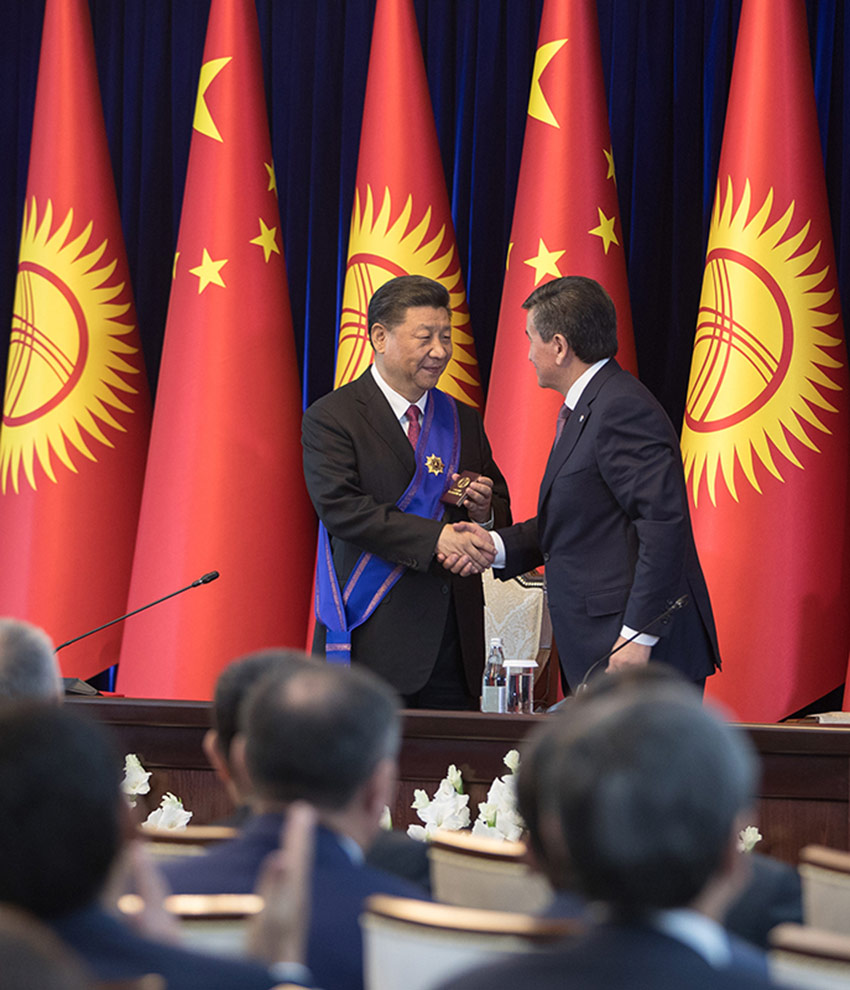 6月13日，國家主席習近平在比什凱克出席儀式，接受吉爾吉斯斯坦總統(tǒng)熱恩別科夫授予“瑪納斯”一級勛章。 新華社記者 費茂華 攝
