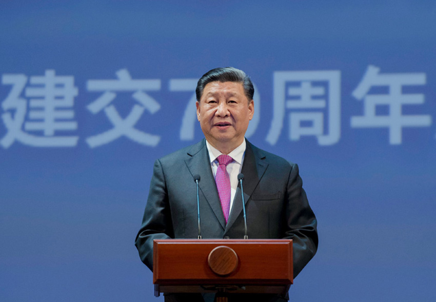 6月5日，國家主席習近平和俄羅斯總統(tǒng)普京在莫斯科大劇院共同出席中俄建交70周年紀念活動。這是習近平發(fā)表題為《攜手努力，並肩前行，開創(chuàng)新時代中俄關系的美好未來》的致辭。 新華社記者 李學仁 攝