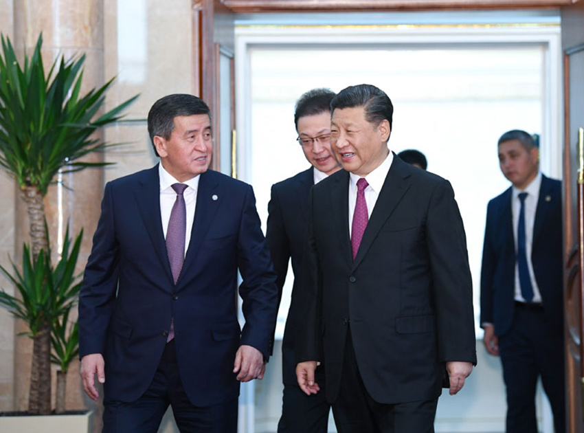 6月13日，國家主席習近平在比什凱克同吉爾吉斯斯坦總統(tǒng)熱恩別科夫會談。這是習近平同熱恩別科夫步入會場。 新華社記者 殷博古 攝