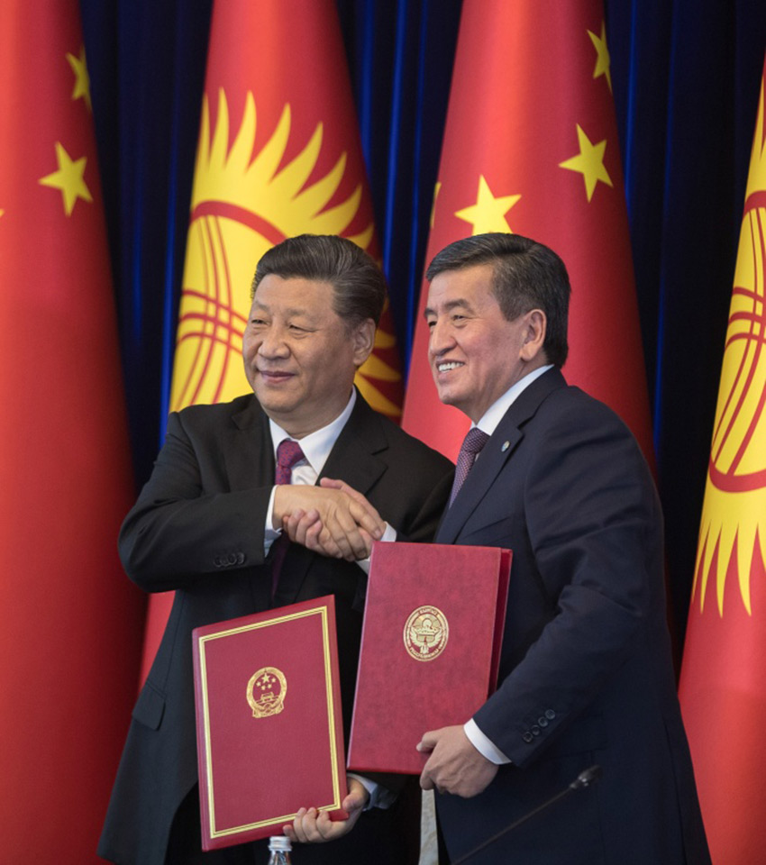 6月13日，國家主席習(xí)近平在比什凱克同吉爾吉斯斯坦總統(tǒng)熱恩別科夫會談。這是會談結(jié)束后，兩國元首共同簽署《中華人民共和國和吉爾吉斯共和國關(guān)於進(jìn)一步深化全面戰(zhàn)略伙伴關(guān)系的聯(lián)合聲明》。 新華社記者 費(fèi)茂華 攝