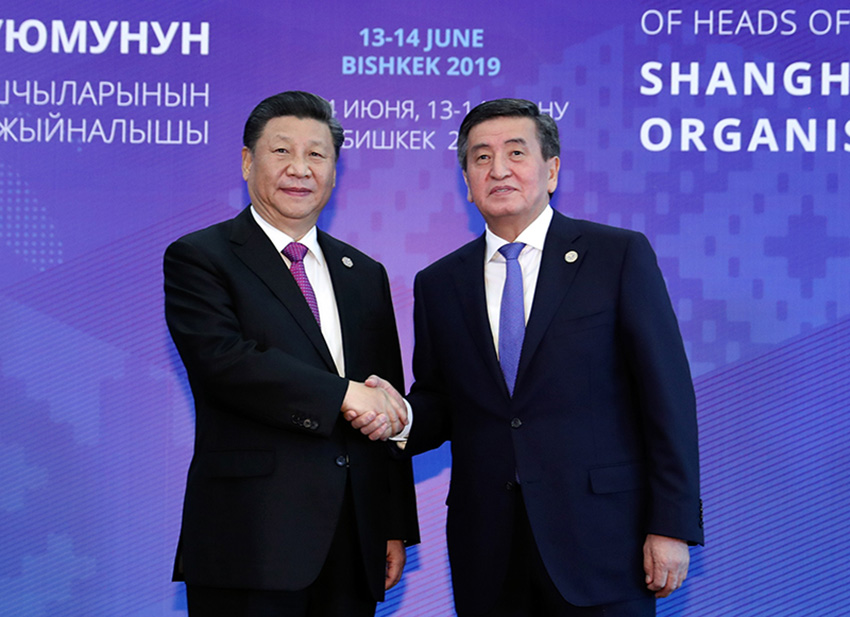 6月14日，國(guó)家主席習(xí)近平在吉爾吉斯斯坦首都比什凱克出席上海合作組織成員國(guó)元首理事會(huì)第十九次會(huì)議並發(fā)表重要講話。這是習(xí)近平抵達(dá)阿拉爾恰國(guó)賓館會(huì)議中心大廳，受到吉爾吉斯斯坦總統(tǒng)熱恩別科夫熱情迎接。 新華社記者 丁林 攝