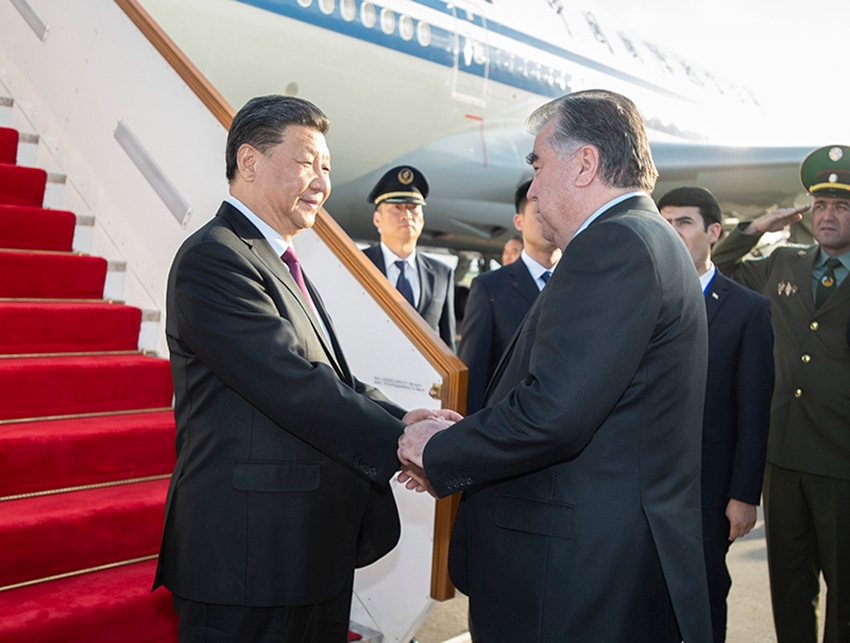6月14日，國家主席習近平乘專機抵達杜尚別，開始出席亞洲相互協(xié)作與信任措施會議第五次峰會並對塔吉克斯坦共和國進行國事訪問。習近平步出艙門，受到塔吉克斯坦總統(tǒng)拉赫蒙熱情迎接。 新華社記者 謝環(huán)馳 攝