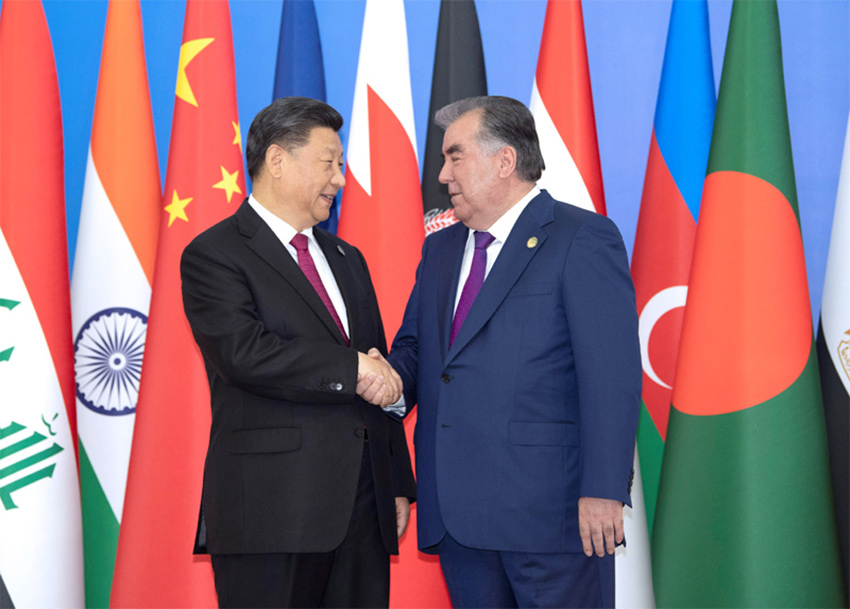 6月15日，亞洲相互協(xié)作與信任措施會(huì)議第五次峰會(huì)在塔吉克斯坦首都杜尚別舉行。國(guó)家主席習(xí)近平出席峰會(huì)並發(fā)表重要講話。這是習(xí)近平抵達(dá)納烏魯茲宮迎賓廳，受到塔吉克斯坦總統(tǒng)拉赫蒙熱情迎接。 新華社記者 沙達(dá)提 攝