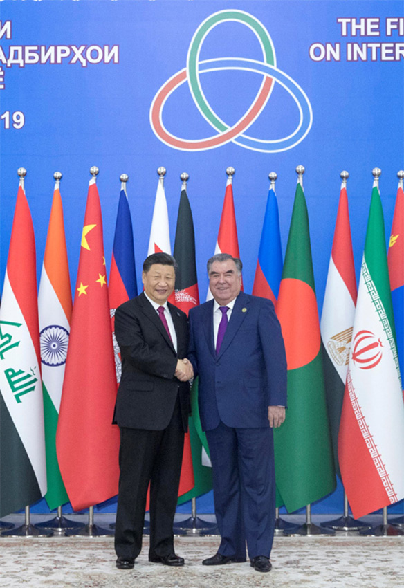 6月15日，亞洲相互協(xié)作與信任措施會(huì)議第五次峰會(huì)在塔吉克斯坦首都杜尚別舉行。國(guó)家主席習(xí)近平出席峰會(huì)並發(fā)表重要講話(huà)。這是習(xí)近平抵達(dá)納烏魯茲宮迎賓廳，受到塔吉克斯坦總統(tǒng)拉赫蒙熱情迎接。 新華社記者 王曄 攝