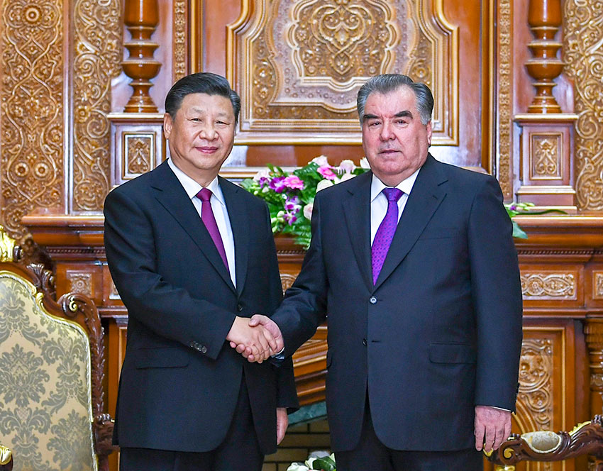 6月15日，國家主席習(xí)近平在杜尚別同塔吉克斯坦總統(tǒng)拉赫蒙會談。 新華社記者 謝環(huán)馳 攝