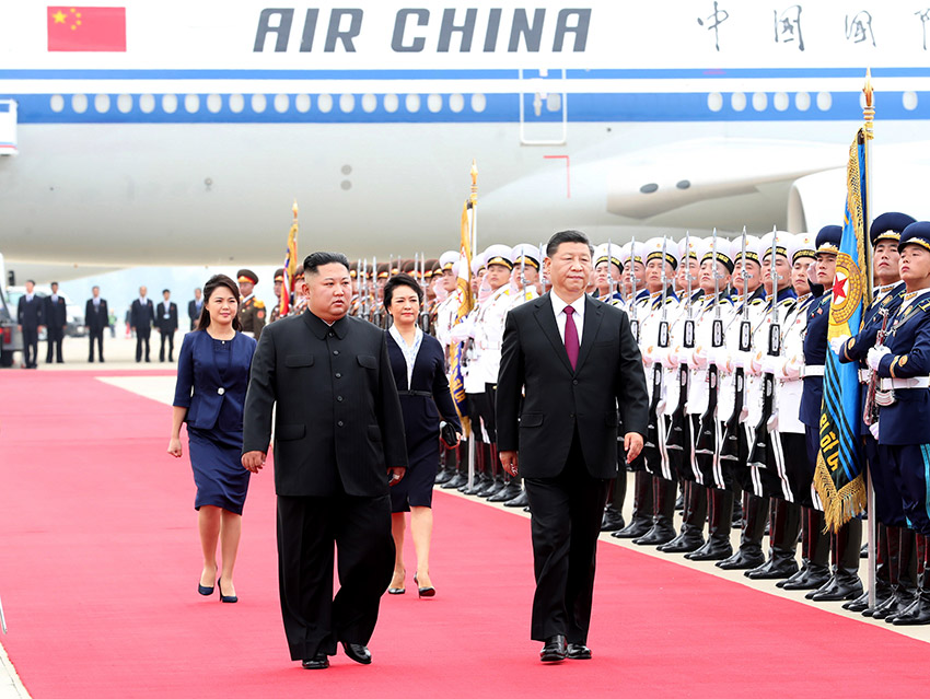 6月20日，中共中央總書記、國家主席習(xí)近平乘專機(jī)抵達(dá)平壤，開始對朝鮮民主主義人民共和國進(jìn)行國事訪問。朝鮮勞動黨委員長、國務(wù)委員會委員長金正恩和夫人李雪主到機(jī)場熱情迎接習(xí)近平和夫人彭麗媛。朝方在機(jī)場舉行隆重歡迎儀式。 新華社記者 黃敬文 攝