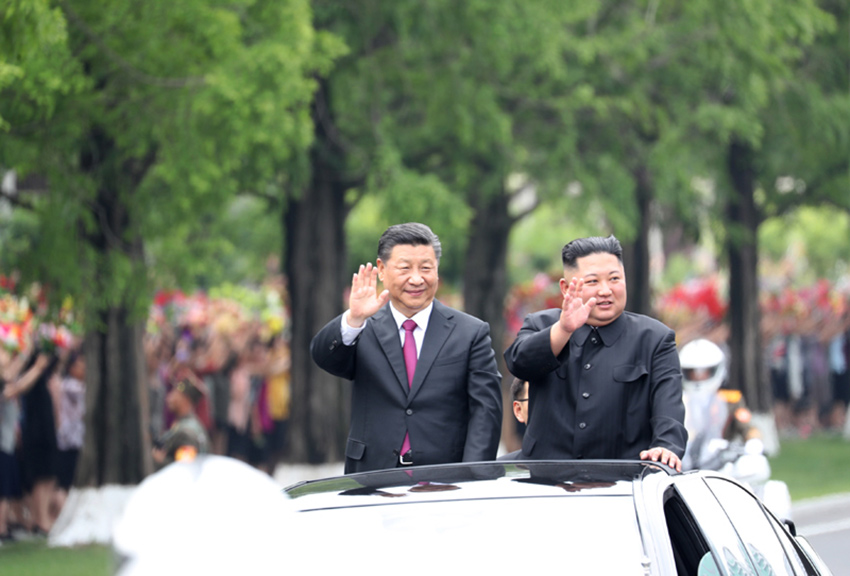 6月20日，中共中央總書記、國家主席習(xí)近平乘專機(jī)抵達(dá)平壤，開始對朝鮮民主主義人民共和國進(jìn)行國事訪問。朝鮮勞動黨委員長、國務(wù)委員會委員長金正恩和夫人李雪主到機(jī)場熱情迎接習(xí)近平和夫人彭麗媛。朝方在機(jī)場舉行隆重歡迎儀式。歡迎儀式結(jié)束后，習(xí)近平與金正恩同車前往錦繡山太陽宮廣場，沿途數(shù)十萬群眾夾道歡迎。 新華社記者 鞠鵬 攝