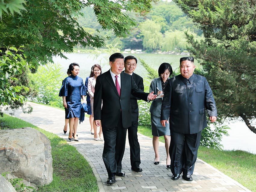 6月21日，中共中央總書記、國家主席習近平在錦繡山迎賓館會見朝鮮勞動黨委員長、國務(wù)委員會委員長金正恩。習近平夫人彭麗媛及金正恩夫人李雪主參加會見。會見前，習近平夫婦和金正恩夫婦在庭院內(nèi)散步交談。新華社記者 龐興雷 攝