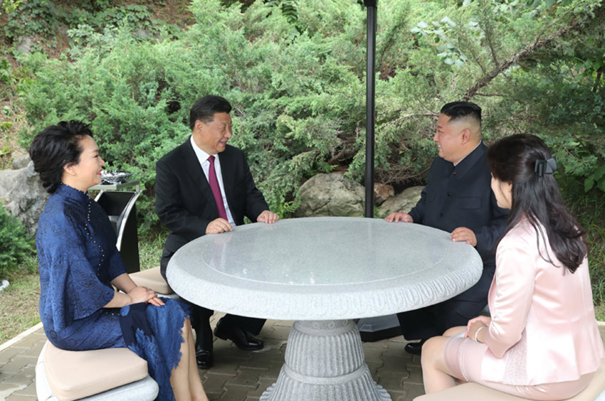 6月21日，中共中央總書記、國家主席習(xí)近平在錦繡山迎賓館會見朝鮮勞動黨委員長、國務(wù)委員會委員長金正恩。習(xí)近平夫人彭麗媛及金正恩夫人李雪主參加會見。會見前，習(xí)近平夫婦和金正恩夫婦在庭院內(nèi)散步交談。新華社記者 鞠鵬 攝