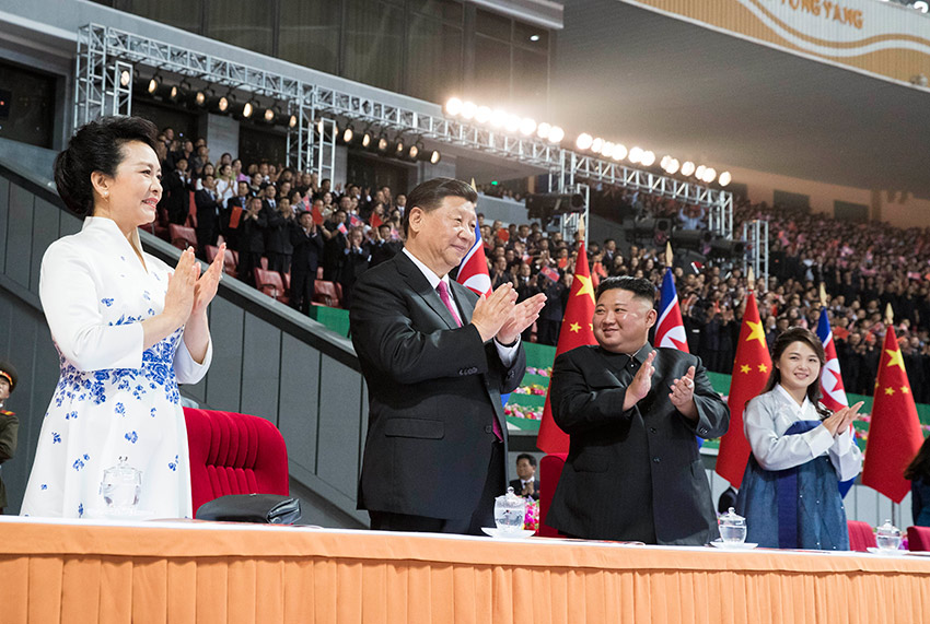 6月20日晚，中共中央總書記、國家主席習近平和夫人彭麗媛在朝鮮勞動黨委員長、國務委員會委員長金正恩和夫人李雪主陪同下，在平壤“五一”體育場同朝鮮各界群眾一道觀看大型團體操和藝術演出。 新華社記者 黃敬文 攝
