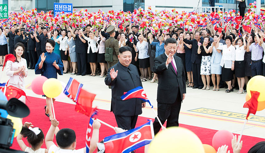 6月21日，中共中央總書記、國家主席習(xí)近平結(jié)束對朝鮮的國事訪問離開平壤回國。離開前，習(xí)近平和夫人彭麗媛出席朝鮮勞動(dòng)黨委員長、國務(wù)委員會委員長金正恩和夫人李雪主在機(jī)場舉行的歡送儀式。新華社記者 黃敬文 攝
