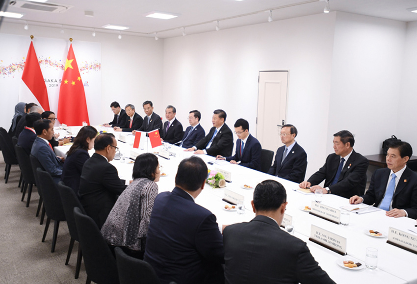 6月28日，國(guó)家主席習(xí)近平在大阪會(huì)見印度尼西亞總統(tǒng)佐科。 新華社記者 龐興雷 攝