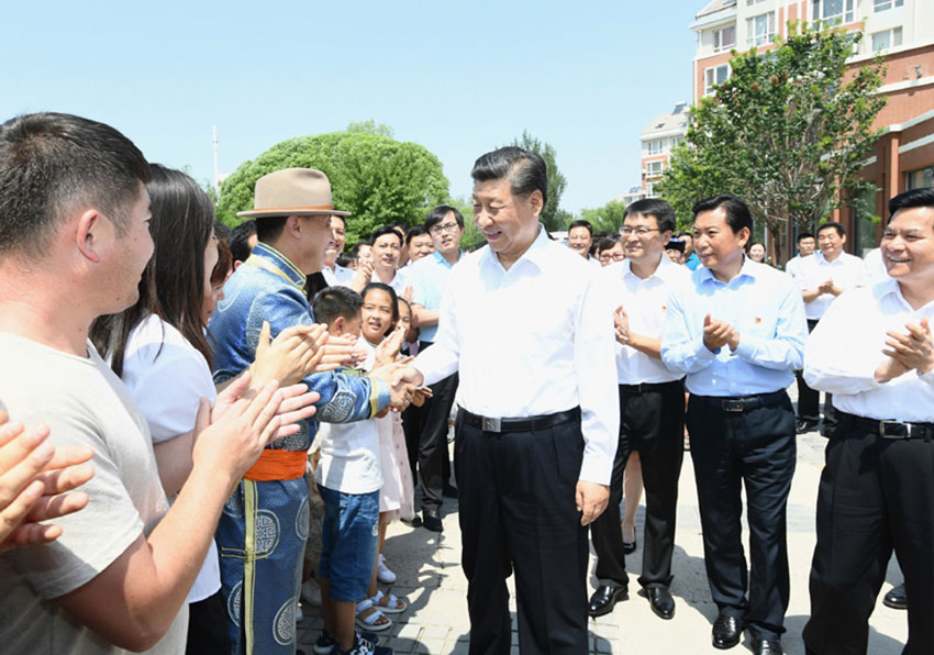 7月15日，中共中央總書記、國(guó)家主席、中央軍委主席習(xí)近平赴內(nèi)蒙古自治區(qū)考察調(diào)研。這是習(xí)近平在赤峰市鬆山區(qū)興安街道臨潢家園社區(qū)同群眾親切握手。 新華社記者 謝環(huán)馳 攝
