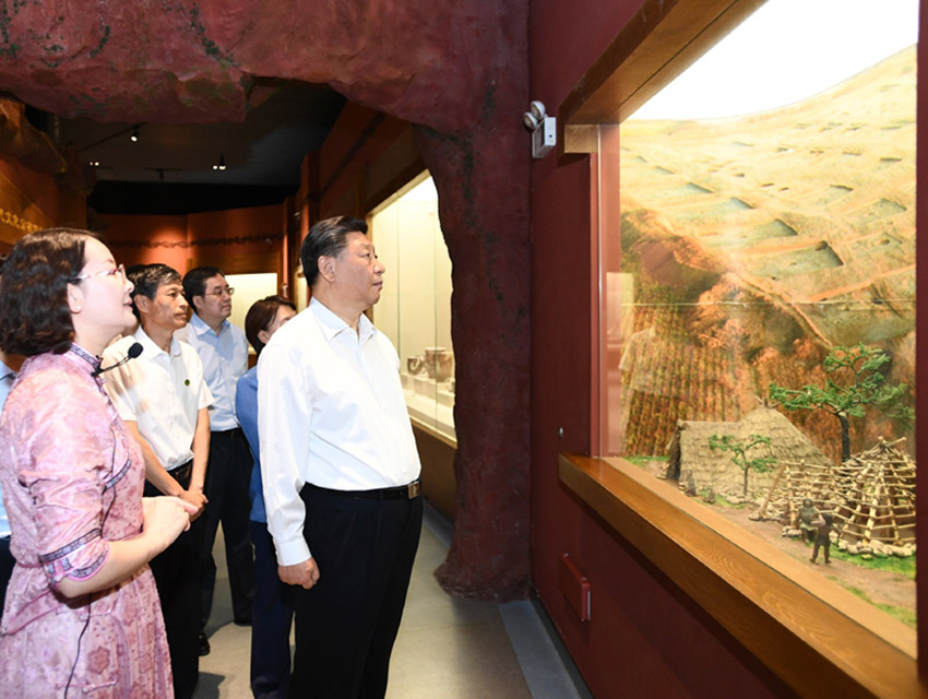 7月15日，中共中央總書記、國家主席、中央軍委主席習近平赴內(nèi)蒙古自治區(qū)考察調(diào)研。這是習近平在赤峰博物館了解當?shù)貧v史文化沿革。 新華社記者 謝環(huán)馳 攝
