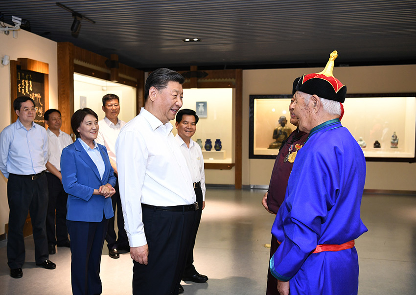7月15日，中共中央總書記、國家主席、中央軍委主席習(xí)近平赴內(nèi)蒙古自治區(qū)考察調(diào)研。這是習(xí)近平在赤峰博物館同古典民族史詩《格薩（斯）爾》非物質(zhì)文化遺產(chǎn)傳承人親切交談。 新華社記者 謝環(huán)馳 攝