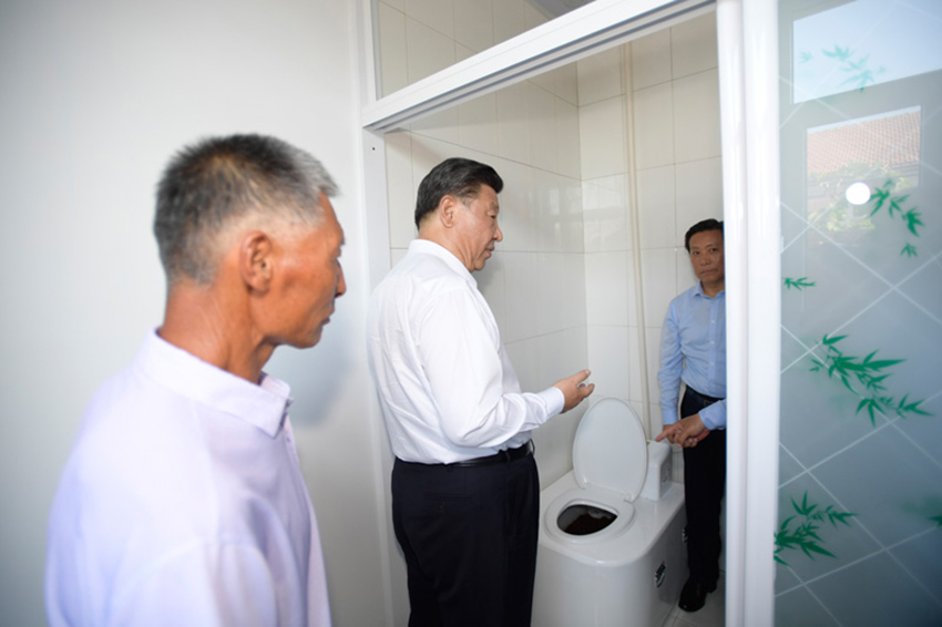 7月15日，中共中央總書記、國(guó)家主席、中央軍委主席習(xí)近平赴內(nèi)蒙古自治區(qū)考察調(diào)研。這是習(xí)近平在赤峰市喀喇沁旗河南街道馬鞍山村了解情況。 新華社記者 李學(xué)仁 攝