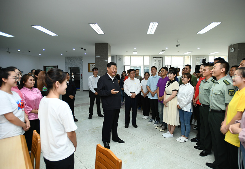 7月16日，中共中央總書記、國家主席、中央軍委主席習(xí)近平在內(nèi)蒙古考察並指導(dǎo)開展“不忘初心、牢記使命”主題教育。這是習(xí)近平在內(nèi)蒙古大學(xué)圖書館同學(xué)生們親切交談，勉勵(lì)他們志存高遠(yuǎn)、腳踏實(shí)地、發(fā)奮圖強(qiáng)。 新華社記者 謝環(huán)馳 攝