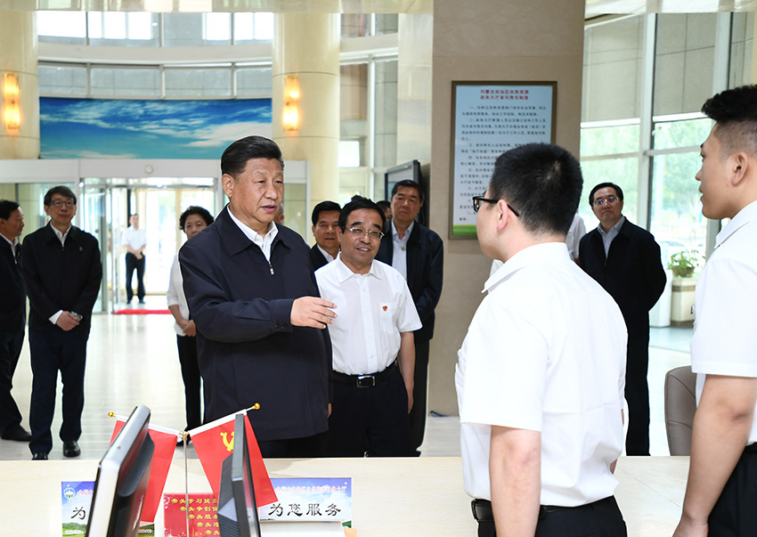 7月16日，中共中央總書記、國(guó)家主席、中央軍委主席習(xí)近平在內(nèi)蒙古考察並指導(dǎo)開展“不忘初心、牢記使命”主題教育。這是習(xí)近平在內(nèi)蒙古自治區(qū)自然資源廳自然資源政務(wù)大廳同工作人員交談，了解開展主題教育和落實(shí)便捷高效政務(wù)服務(wù)等情況。 新華社記者 謝環(huán)馳 攝