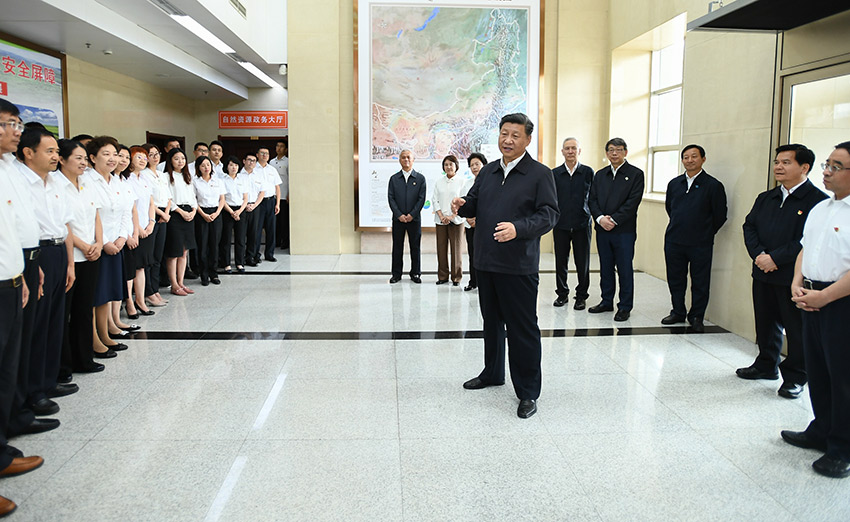 7月16日，中共中央總書記、國家主席、中央軍委主席習(xí)近平在內(nèi)蒙古考察並指導(dǎo)開展“不忘初心、牢記使命”主題教育。這是習(xí)近平到內(nèi)蒙古自治區(qū)自然資源廳，實(shí)地調(diào)研指導(dǎo)開展“不忘初心、牢記使命”主題教育。 新華社記者 謝環(huán)馳 攝