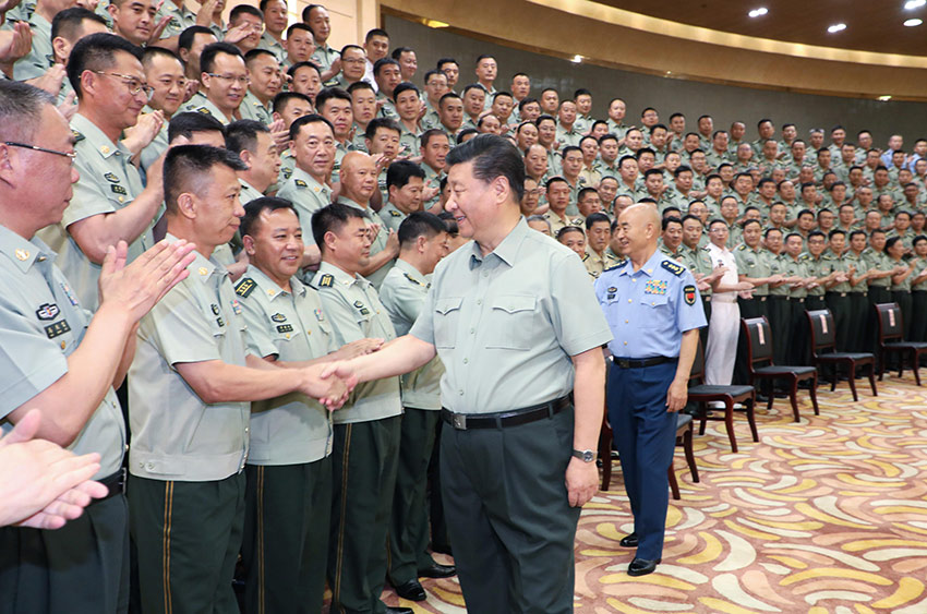 7月16日，中共中央總書記、國(guó)家主席、中央軍委主席習(xí)近平在內(nèi)蒙古考察並指導(dǎo)開(kāi)展“不忘初心、牢記使命”主題教育。這是習(xí)近平在呼和浩特親切接見(jiàn)駐內(nèi)蒙古部隊(duì)副師職以上領(lǐng)導(dǎo)干部和團(tuán)級(jí)單位主官，代表黨中央和中央軍委向駐內(nèi)蒙古部隊(duì)全體官兵致以誠(chéng)摯問(wèn)候。 新華社記者 李剛 攝