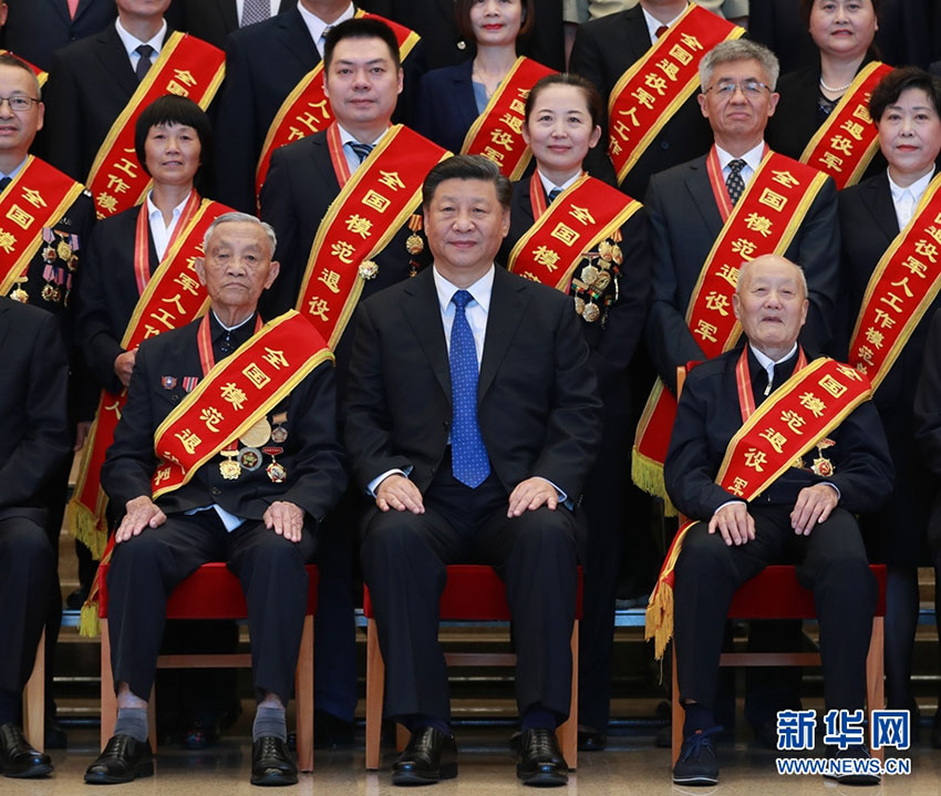 7月26日，黨和國家領導人習近平、李克強、王滬寧等在北京會見全國退役軍人工作會議全體代表。 94歲的張富清、90歲的朱再保、85歲的崔道植、83歲的王於昌、83歲的王成幫，5位老軍人堅守初心，為黨和國家事業(yè)奉獻了一輩子。作為全國退役軍人的杰出代表，他們被特意安排在合影的第一排就座。在習近平總書記身旁的分別是張富清和朱再保。 新華社記者 丁林 攝