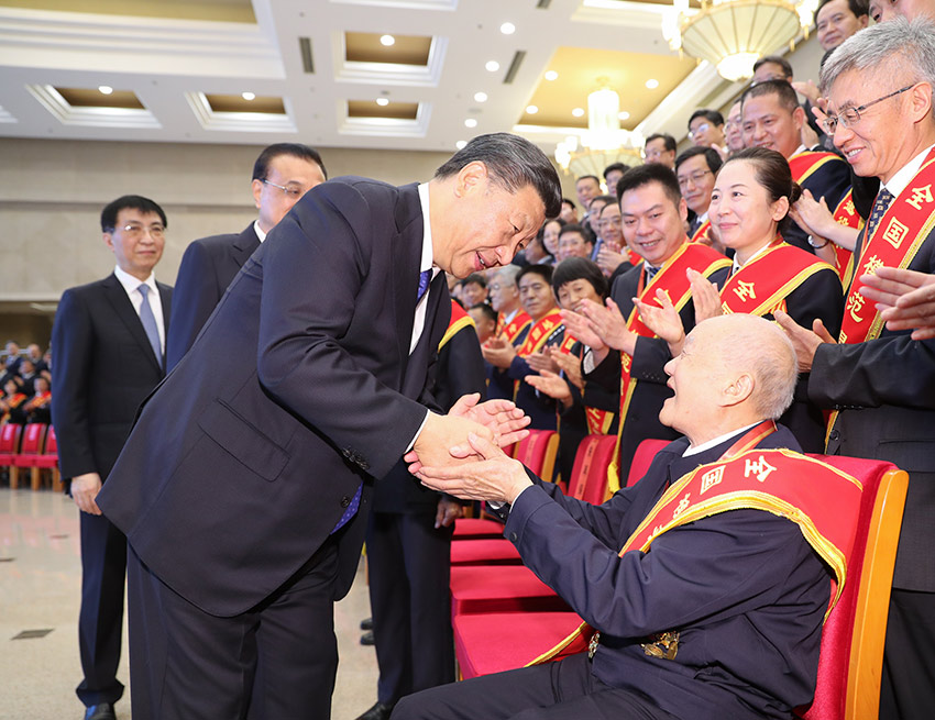 7月26日，黨和國家領(lǐng)導人習近平、李克強、王滬寧等在北京會見全國退役軍人工作會議全體代表。 新華社記者 丁林 攝