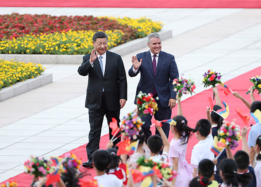 7月31日，國家主席習(xí)近平在北京人民大會堂同哥倫比亞總統(tǒng)杜克舉行會談。這是會談前，習(xí)近平在人民大會堂東門外廣場為杜克舉行歡迎儀式。 新華社記者丁海濤攝