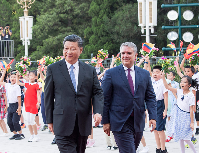 7月31日，國(guó)家主席習(xí)近平在北京人民大會(huì)堂同哥倫比亞總統(tǒng)杜克舉行會(huì)談。這是會(huì)談前，習(xí)近平在人民大會(huì)堂東門(mén)外廣場(chǎng)為杜克舉行歡迎儀式。 新華社記者李學(xué)仁攝