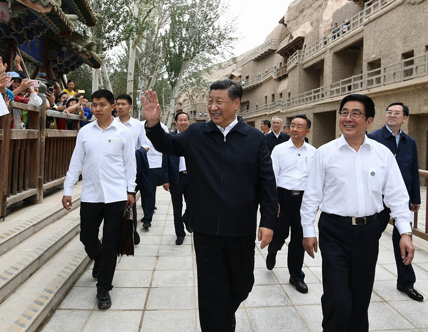 8月19日至22日，中共中央總書記、國家主席、中央軍委主席習(xí)近平在甘肅考察。這是19日下午，習(xí)近平在敦煌莫高窟考察調(diào)研時，向正在參觀的游客親切招手致意。 新華社記者 謝環(huán)馳 攝