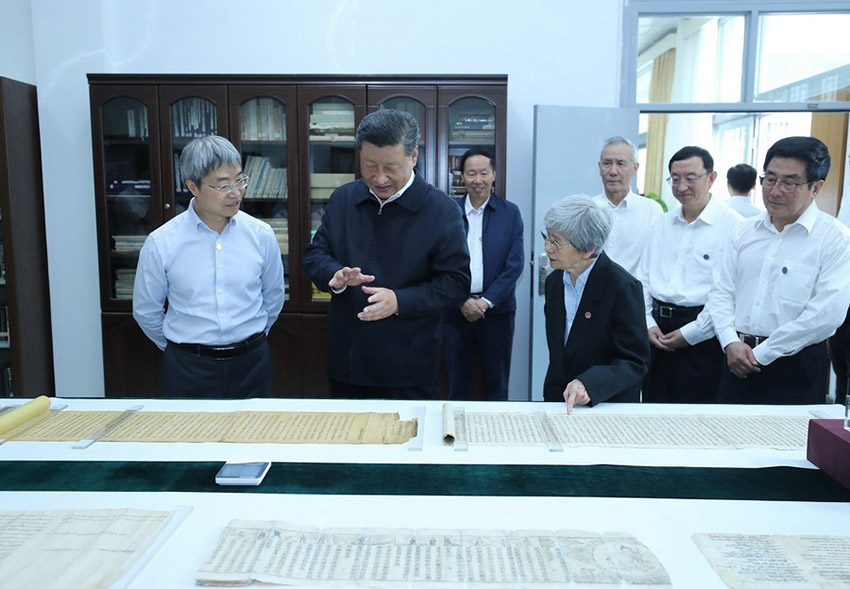 8月19日，中共中央總書記、國家主席、中央軍委主席習近平來到敦煌研究院，察看珍藏文物和學術成果展示，並同有關專家、學者和文化單位代表座談。 新華社記者 鞠鵬 攝