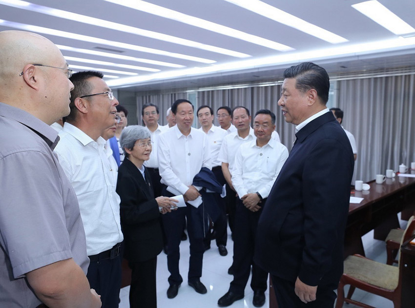 8月19日，中共中央總書記、國家主席、中央軍委主席習(xí)近平來到敦煌研究院，察看珍藏文物和學(xué)術(shù)成果展示，並同有關(guān)專家、學(xué)者和文化單位代表座談。 新華社記者 鞠鵬 攝