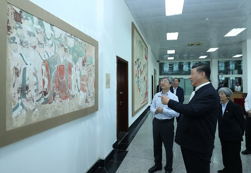 8月19日，中共中央總書記、國(guó)家主席、中央軍委主席習(xí)近平來(lái)到敦煌研究院，察看珍藏文物和學(xué)術(shù)成果展示，並同有關(guān)專家、學(xué)者和文化單位代表座談。 新華社記者 鞠鵬 攝