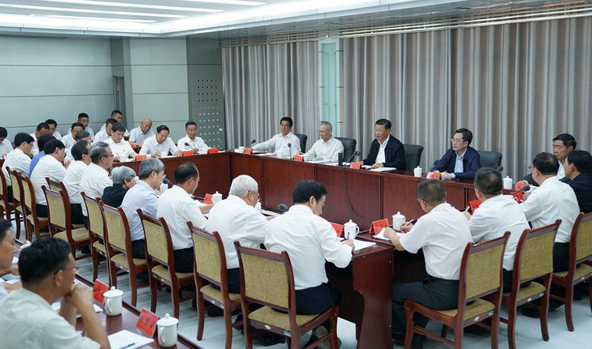 8月19日至22日，中共中央總書記、國家主席、中央軍委主席習(xí)近平在甘肅考察。這是19日下午，習(xí)近平在敦煌研究院同有關(guān)專家、學(xué)者和文化單位代表座談並發(fā)表重要講話。 新華社記者 謝環(huán)馳 攝