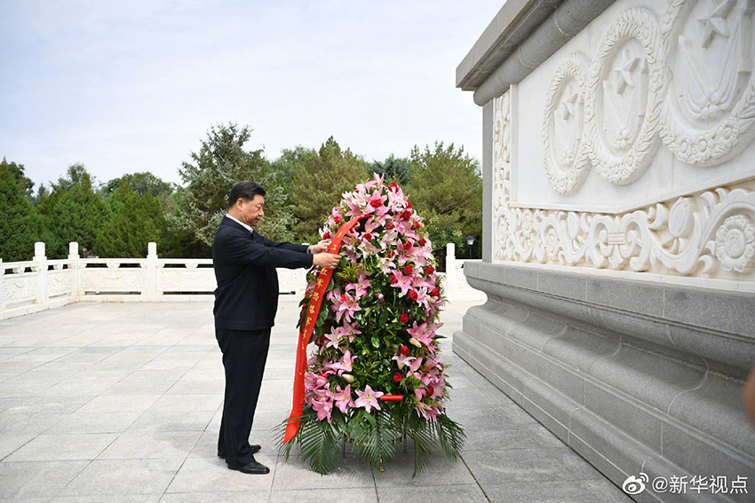 8月20日上午，中共中央總書記、國(guó)家主席、中央軍委主席習(xí)近平來(lái)到甘肅省張掖市高臺(tái)縣，瞻仰中國(guó)工農(nóng)紅軍西路軍紀(jì)念碑和陣亡烈士公墓，向西路軍革命先烈敬獻(xiàn)花籃，並參觀了中國(guó)工農(nóng)紅軍西路軍紀(jì)念館。 新華社記者 謝環(huán)馳 攝