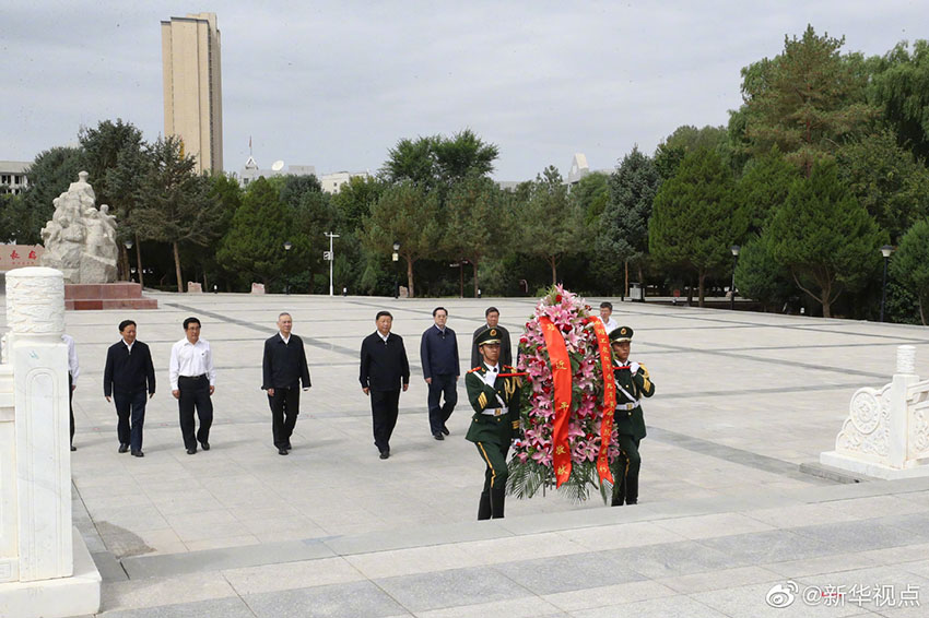 8月19日至22日，中共中央總書記、國家主席、中央軍委主席習(xí)近平在甘肅考察。這是20日上午，習(xí)近平來到張掖市高臺縣，瞻仰中國工農(nóng)紅軍西路軍紀(jì)念碑，向革命先烈敬獻(xiàn)花籃。 新華社記者 鞠鵬 攝