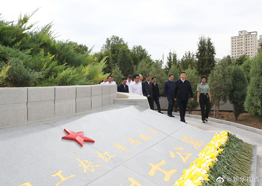 8月20日上午，中共中央總書(shū)記、國(guó)家主席、中央軍委主席習(xí)近平來(lái)到甘肅省張掖市高臺(tái)縣，瞻仰中國(guó)工農(nóng)紅軍西路軍紀(jì)念碑和陣亡烈士公墓，向西路軍革命先烈敬獻(xiàn)花籃，並參觀了中國(guó)工農(nóng)紅軍西路軍紀(jì)念館。 新華社記者 鞠鵬 攝