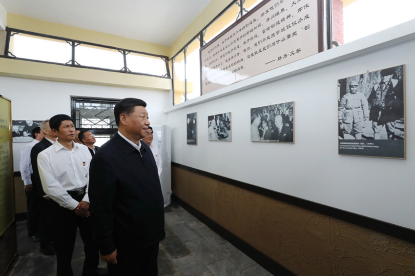 8月19日至22日，中共中央總書記、國(guó)家主席、中央軍委主席習(xí)近平在甘肅考察。這是20日下午，習(xí)近平在張掖市山丹培黎學(xué)校參觀學(xué)校創(chuàng)辦人路易·艾黎故居。 新華社記者 鞠鵬 攝