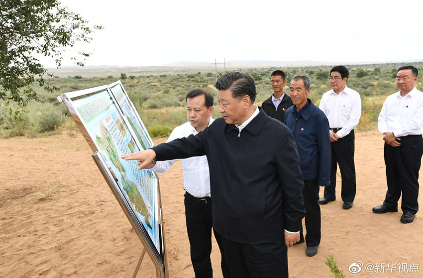 8月21日，中共中央總書記、國家主席、中央軍委主席習近平繼續(xù)在甘肅考察。這是習近平來到武威市古浪縣八步沙林場，實地察看當?shù)刂紊吃炝?、生態(tài)保護等情況。 新華社記者 謝環(huán)馳 攝
