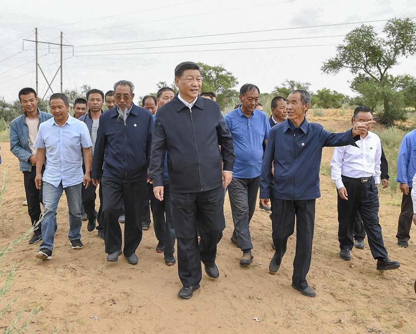 21日，習近平總書記繼續(xù)在甘肅考察。上午，習近平來到武威市古浪縣黃花灘生態(tài)移民區(qū)富民新村，了解易地搬遷群眾生產(chǎn)生活及脫貧致富情況。隨后，他乘車前往八步沙林場，實地察看當?shù)刂紊吃炝?、生態(tài)保護等情況。（文字記者：張曉鬆、朱基釵 攝影記者：鞠鵬、謝環(huán)馳）