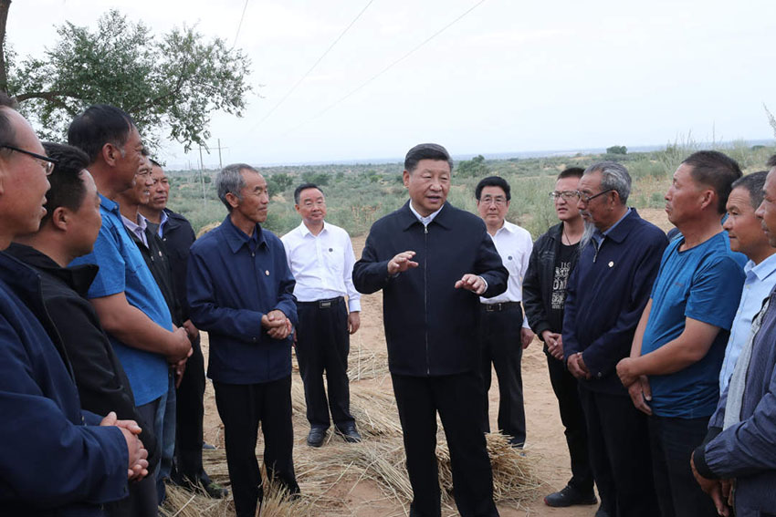 8月19日至22日，中共中央總書記、國(guó)家主席、中央軍委主席習(xí)近平在甘肅考察。這是21日上午，習(xí)近平在武威市古浪縣八步沙林場(chǎng)同“六老漢”代表及林場(chǎng)職工親切交談。 新華社記者 鞠鵬 攝