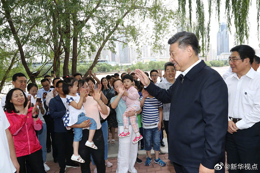 8月19日至22日，中共中央總書記、國家主席、中央軍委主席習(xí)近平在甘肅考察。這是21日下午，習(xí)近平在蘭州市黃河治理蘭鐵泵站項目點同正在休閑的群眾親切交談。 新華社記者 鞠鵬 攝