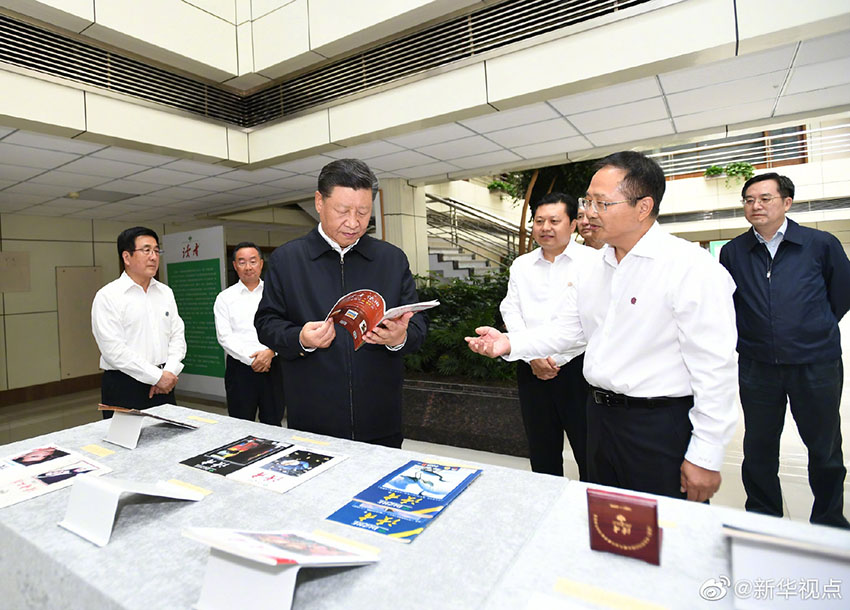 8月19日至22日，中共中央總書(shū)記、國(guó)家主席、中央軍委主席習(xí)近平在甘肅考察。這是21日下午，習(xí)近平在讀者出版集團(tuán)有限公司考察。 新華社記者 謝環(huán)馳 攝