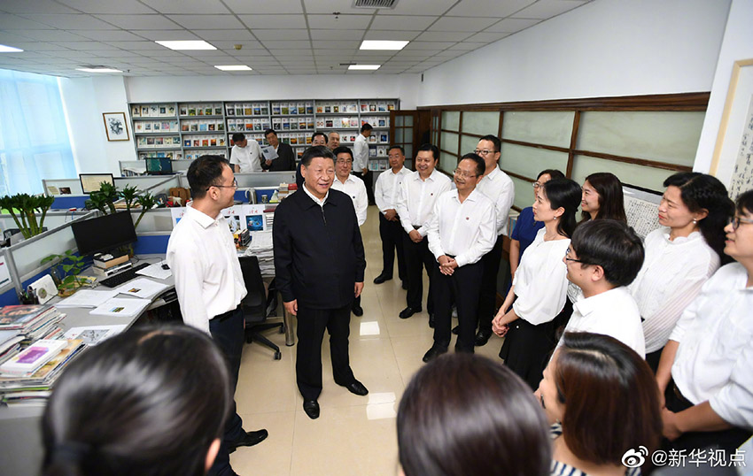 8月21日下午，中共中央總書記、國家主席、中央軍委主席習(xí)近平在甘肅省蘭州市讀者出版集團(tuán)有限公司考察調(diào)研。 新華社記者 謝環(huán)馳 攝