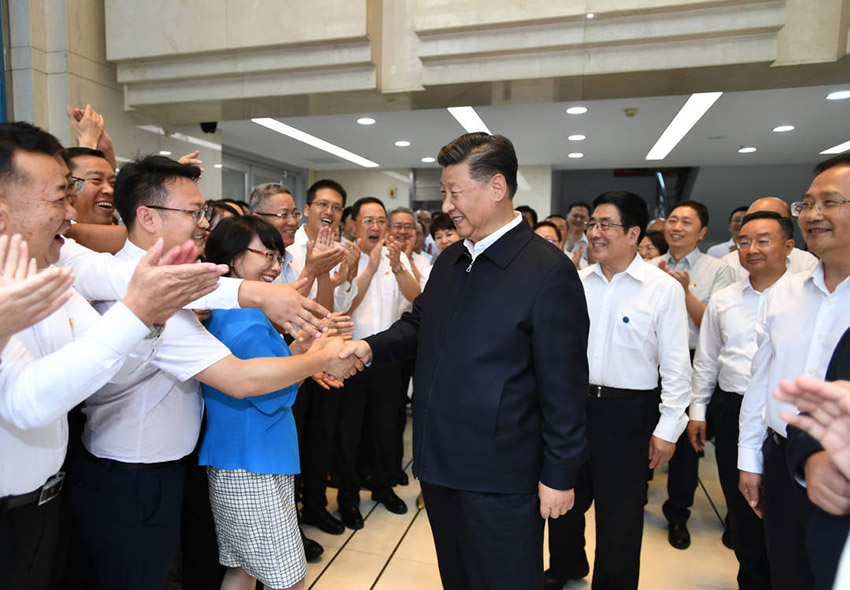 8月21日下午，正在甘肅考察的中共中央總書記、國家主席、中央軍委主席習(xí)近平來到位於蘭州市區(qū)的讀者出版集團(tuán)有限公司，了解企業(yè)歷史沿革、出版發(fā)行、經(jīng)營管理等情況，看望《讀者》編輯部工作人員。 新華社記者 謝環(huán)馳 攝
