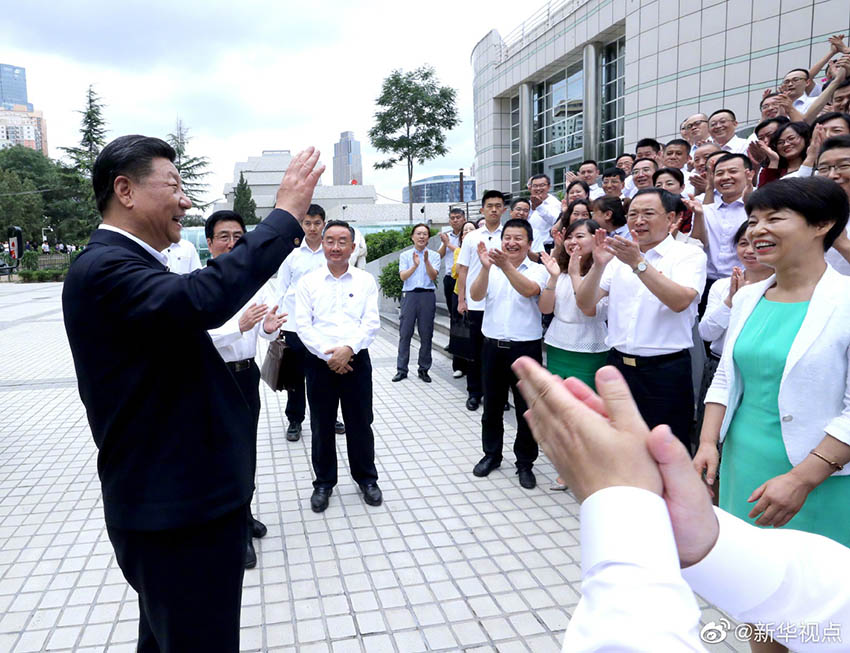8月19日至22日，中共中央總書記、國家主席、中央軍委主席習(xí)近平在甘肅考察。這是21日下午，習(xí)近平在讀者出版集團(tuán)有限公司同工作人員親切交談。 新華社記者 鞠鵬 攝