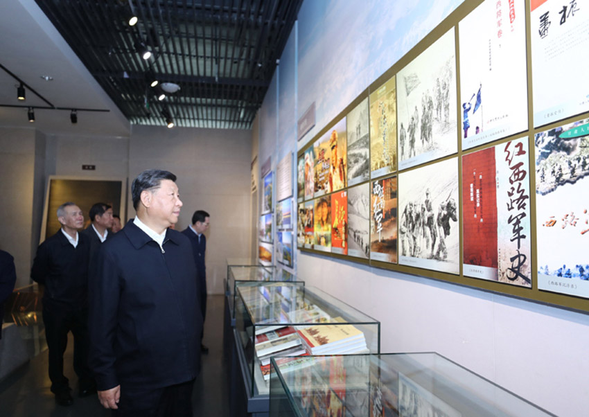 8月19日至22日，中共中央總書記、國家主席、中央軍委主席習(xí)近平在甘肅考察。這是20日上午，習(xí)近平在張掖市高臺縣參觀中國工農(nóng)紅軍西路軍紀(jì)念館。 新華社記者 鞠鵬 攝