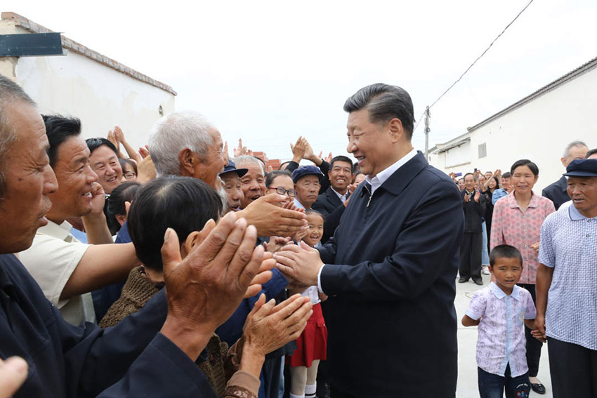 8月19日至22日，中共中央總書記、國(guó)家主席、中央軍委主席習(xí)近平在甘肅考察。這是21日上午，習(xí)近平在武威市古浪縣黃花灘生態(tài)移民區(qū)富民新村同村民親切交談。 新華社記者 鞠鵬 攝