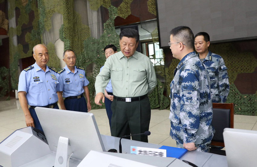 8月22日，中共中央總書記、國家主席、中央軍委主席習(xí)近平到空軍某基地視察。這是習(xí)近平察看基地作戰(zhàn)指揮中心，了解戰(zhàn)備值班和訓(xùn)練情況。 新華社記者李剛攝