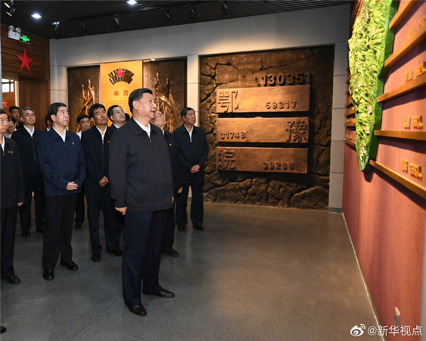 9月16日，中共中央總書記、國(guó)家主席、中央軍委主席習(xí)近平在河南省考察調(diào)研。這是習(xí)近平來(lái)到位於新縣的鄂豫皖蘇區(qū)首府烈士陵園，瞻仰革命烈士紀(jì)念堂。 新華社記者 謝環(huán)馳 攝